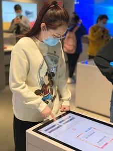 电脑前的人
低可信度描述已自动生成