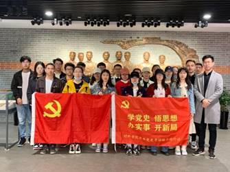 一群人站在台上
中度可信度描述已自动生成